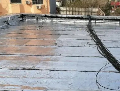 潮州卫生间漏水维修公司分享下潮州屋面楼顶防水刚性防水层施工要点。
